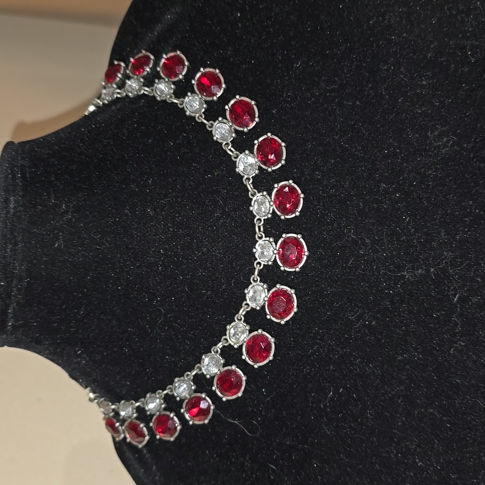 Pretty Red Sparkly Necklace J32